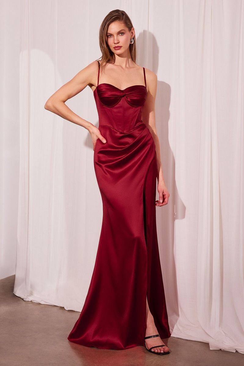Robe Ajustée Encolure En Cœur Et Fines Bretelles